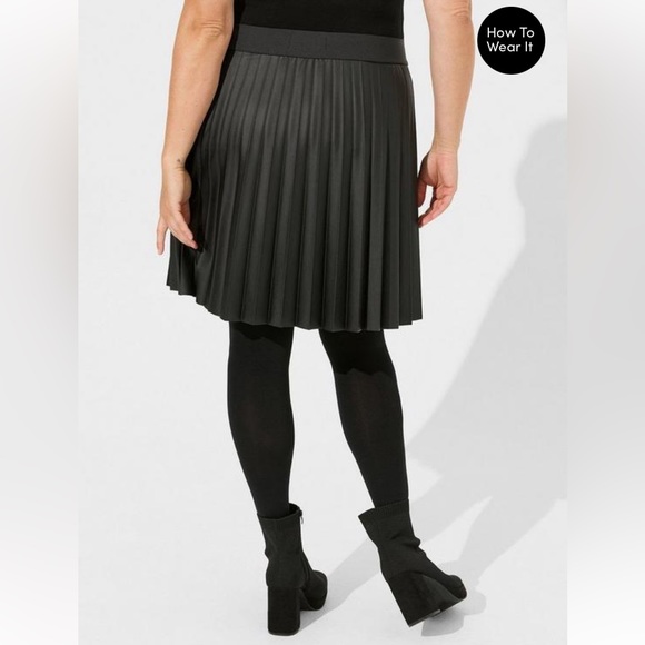 NWT torrid Women’s Skirt Black Pleated Knee Length Size 5 5XL Plus Size NIP - Picture 2 of 5
